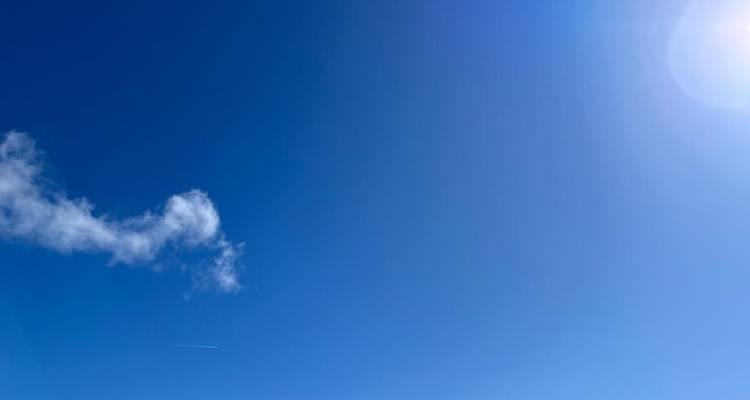 Ciel dégagé avec un seul nuage et une pointe de soleil.