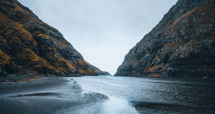 Détroit étroit entre de hautes falaises rocheuses.