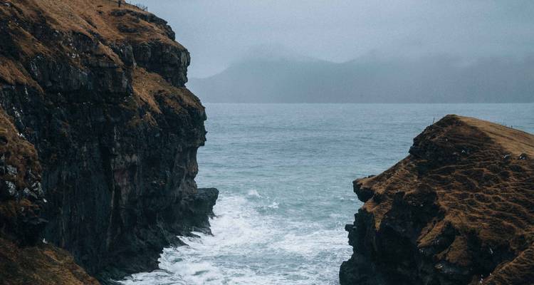 Falaises et vue sur l'océan avec des vagues qui se brisent.