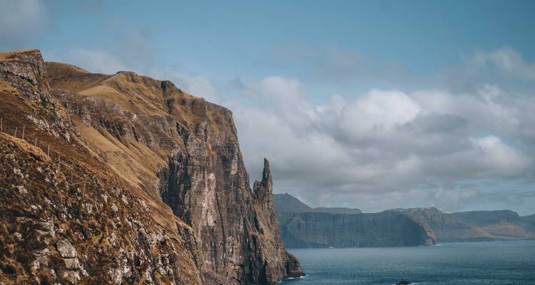 Falaise avec une formation rocheuse acérée.