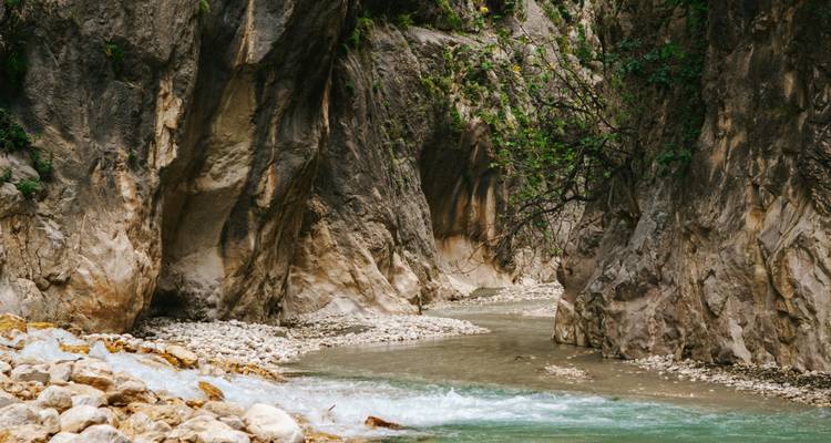 Felsige Schlucht mit klar fließendem Wasser.