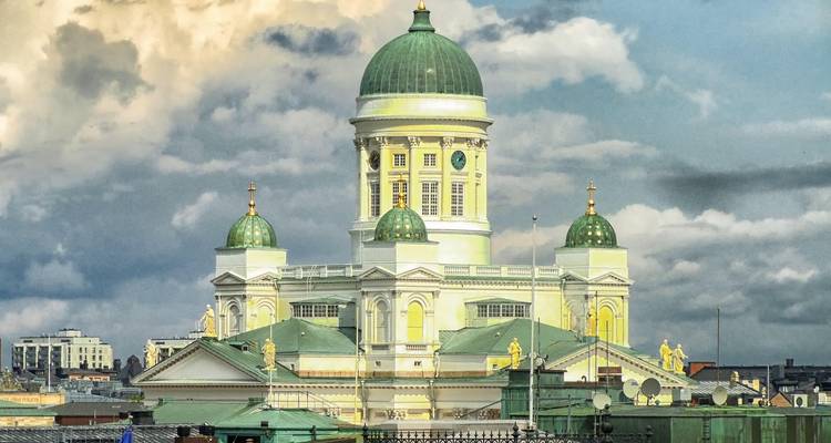 Cathédrale historique avec un grand dôme vert et or.