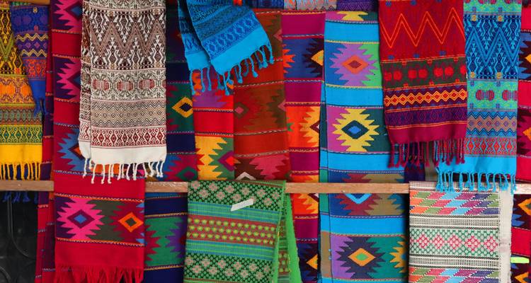 Textiles colorés avec différents motifs en exposition.