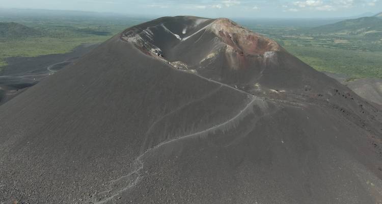 Vue de drone du volcan Cerro Negro avec des sentiers bien définis.