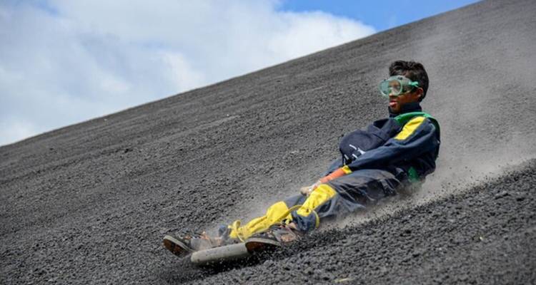 Personne glissant sur une pente de cendres volcaniques.