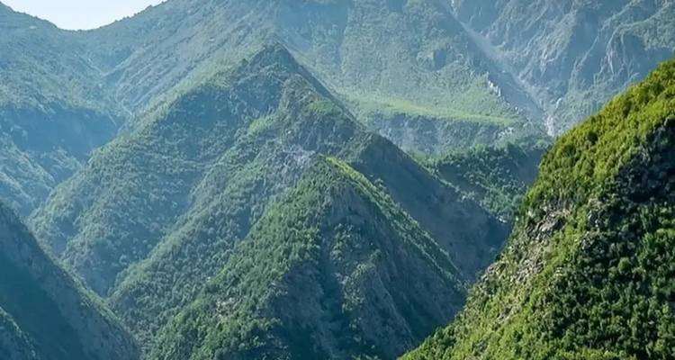 Paisaje montañoso con colinas verdes.