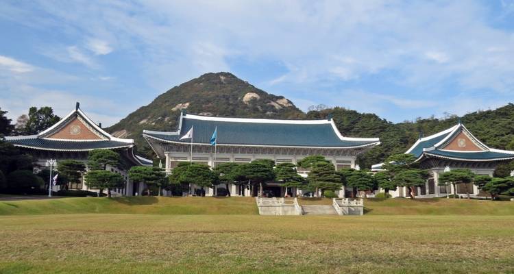 Palais traditionnel avec un arrière-plan montagneux.