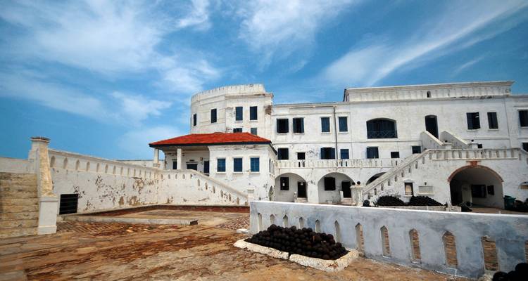 Château de Cape Coast avec canons visibles.