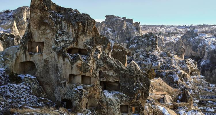 Structures taillées dans la roche d'un site historique.