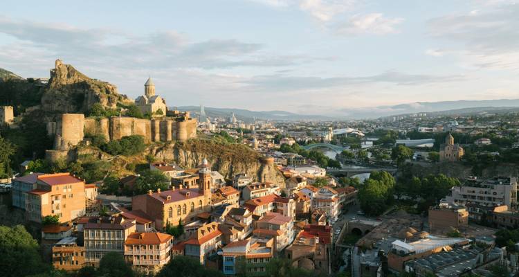 Vue panoramique de Tbilissi avec la forteresse de Narikala.