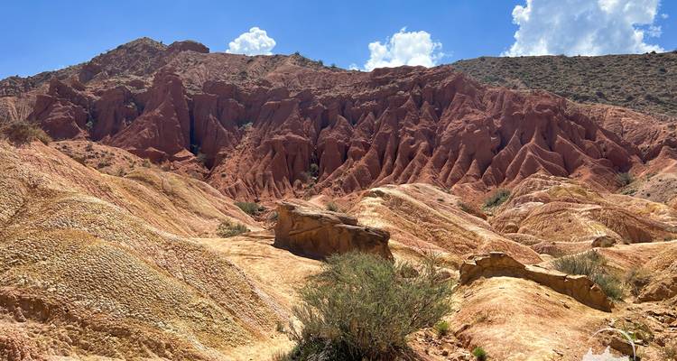 Paysage désolé de canyon avec des collines érodées.