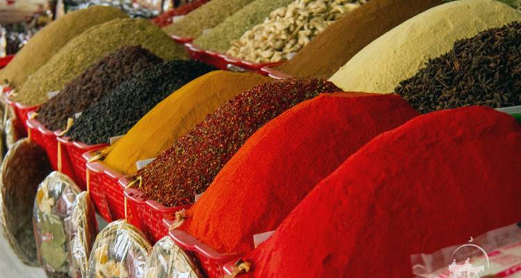 Vielfalt bunter Gewürze, die auf einem Markt ausgestellt sind.