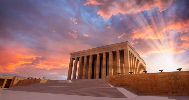 Anıtkabir à Ankara, Turquie avec un coucher de soleil dramatique.