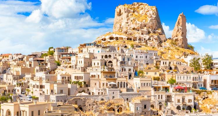 Vue panoramique du château d'Uçhisar au milieu de la ville en Cappadoce.