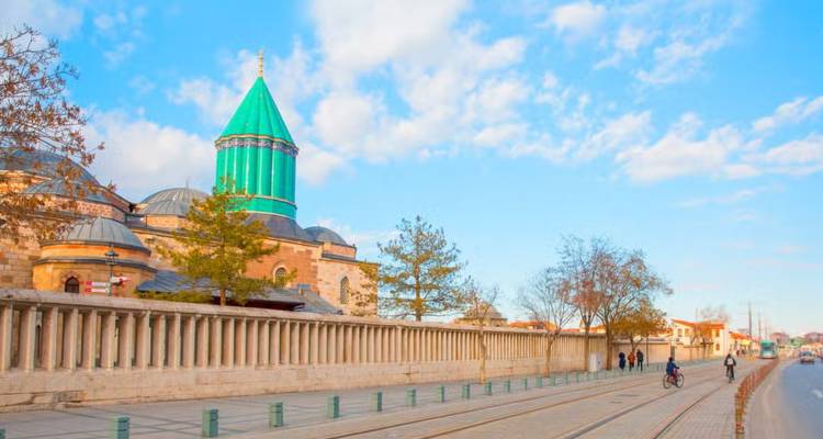 Structure à dôme vert avec des personnes et un ciel dégagé.