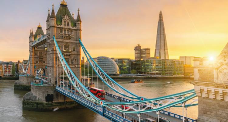Tower Bridge in Londen met een prachtige zonsondergang en stadshorizon.