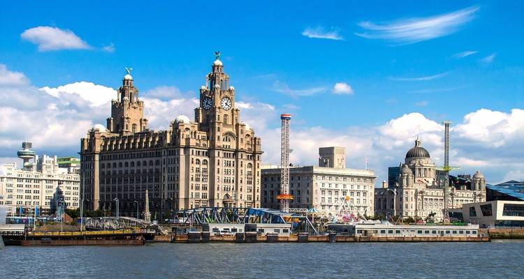 De waterkant skyline van Liverpool met historische and moderne gebouwen.