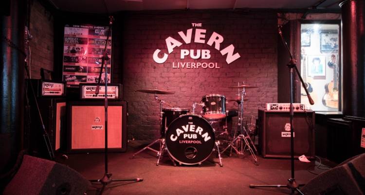 Podiumopbouw in The Cavern Club met muziekinstrumenten klaar.
