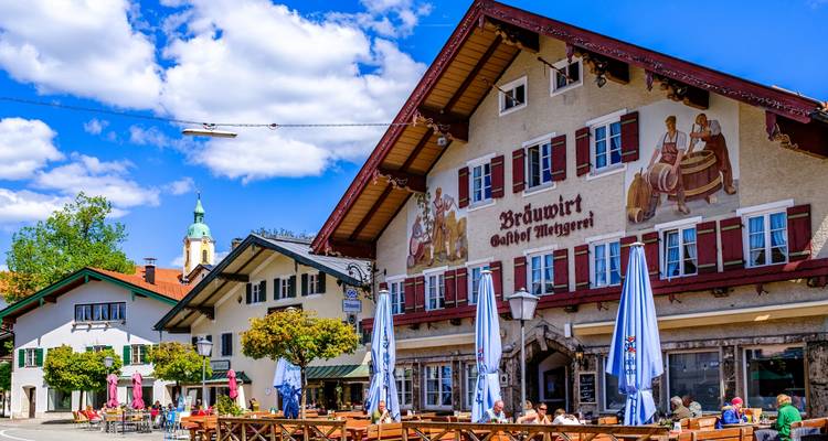 Charmantes bayerisches Dorf mit traditioneller Architektur.