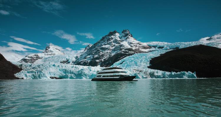 Navire de croisière devant un glacier.