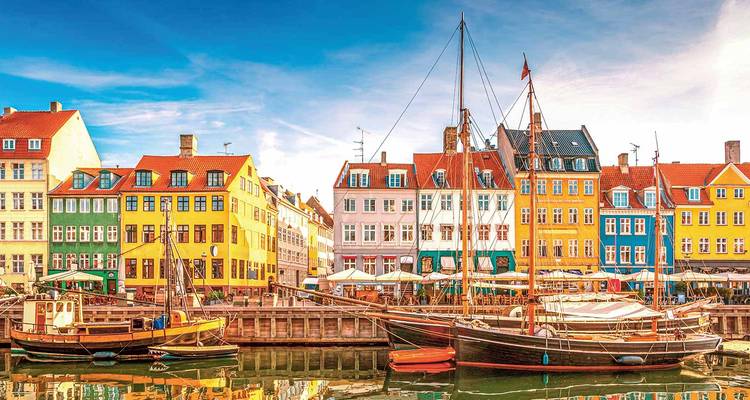 Bâtiments colorés le long d'un canal avec des bateaux amarrés devant.