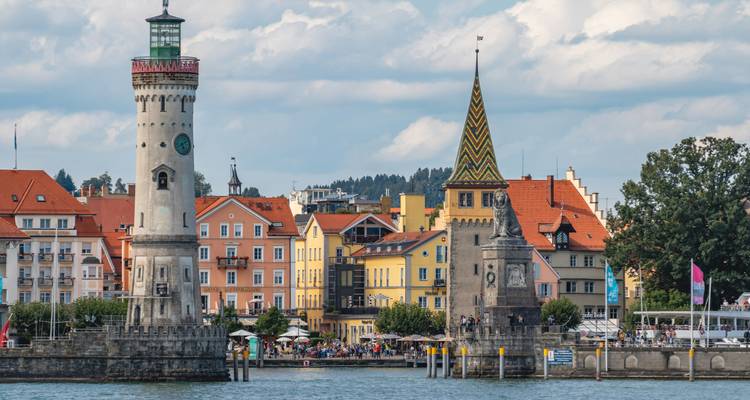 Vue panoramique de Lindau, Allemagne, avec des phares, des bâtiments colorés et de l'eau.