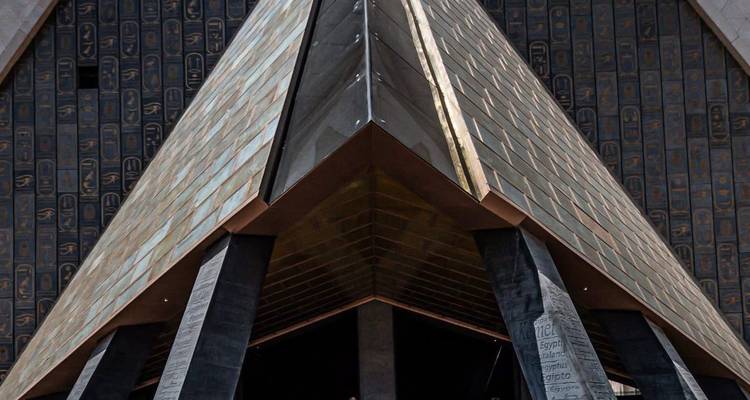 Estructura arquitectónica moderna con diseños intrincados.