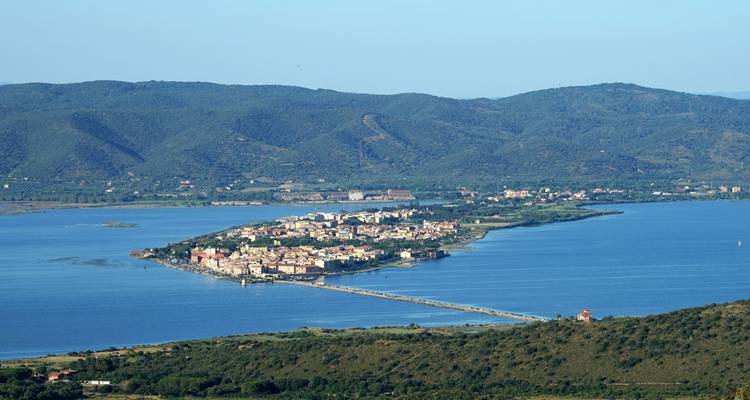 Een schiereiland met een lange brug die het met het vasteland verbindt.