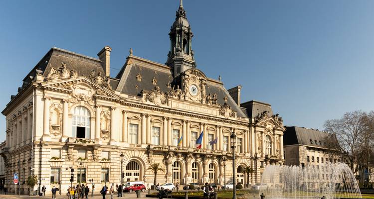 Un grand bâtiment historique avec des fontaines.