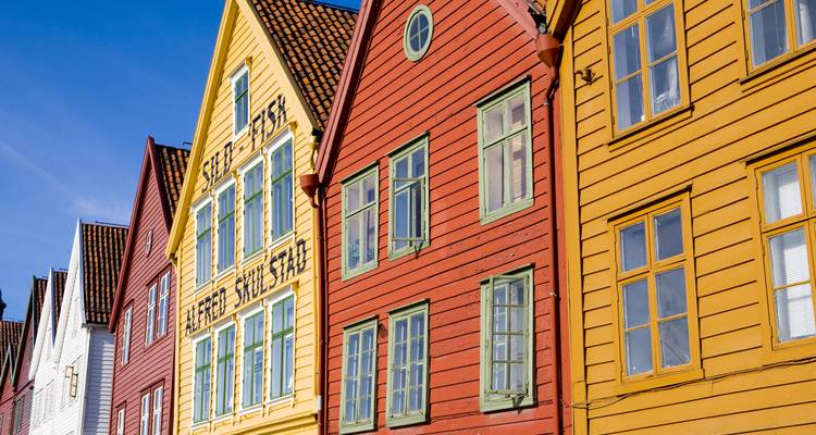 Gros plan sur des bâtiments en bois colorés dans un quartier historique.