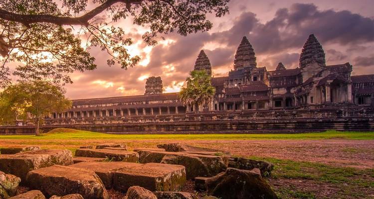 Dramatisch zonsopgangslicht over de torens en reflectievijvers van het tempelcomplex Angkor Wat.