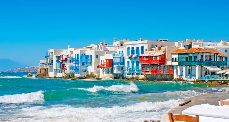 Bunte Gebäude an der Uferpromenade in Mykonos, Griechenland.