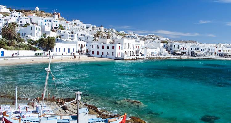 Blick auf die Stadt Mykonos am Meer mit weißen Häusern.