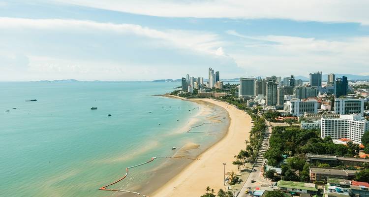 Luftaufnahme des Pattaya-Strandes mit Wolkenkratzern im Hintergrund.