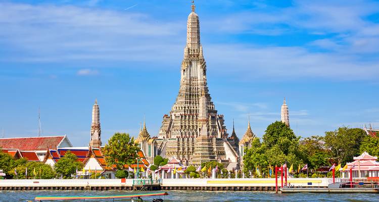 Wat Arun Tempel von der anderen Seite des Flusses in Bangkok.