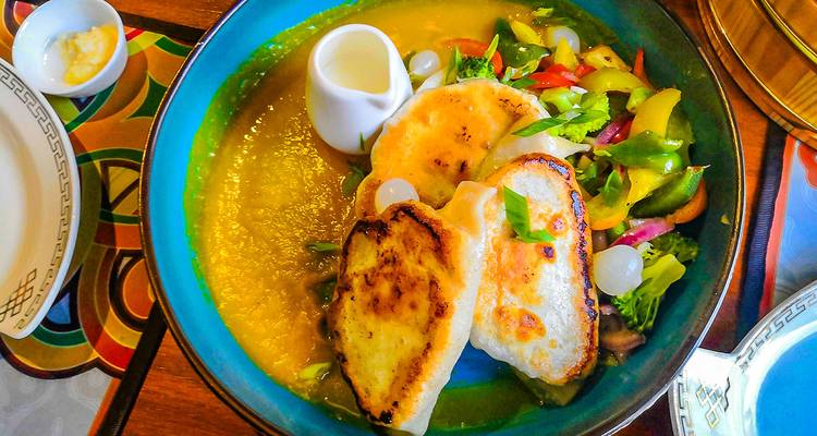 Plat coloré de la cuisine mongole avec du pain et des légumes.