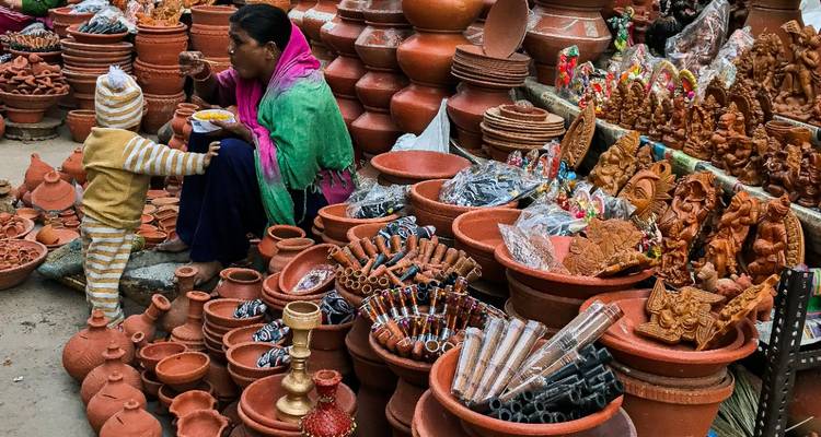 Een aardewerkenmarkt met verschillende kleiproducten.