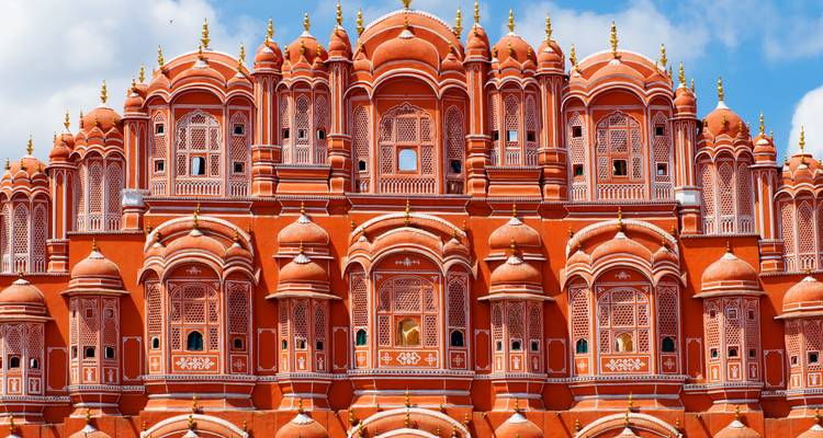 Hawa Mahal mit seinen kunstvollen Fenstern und lebendigen Farben.