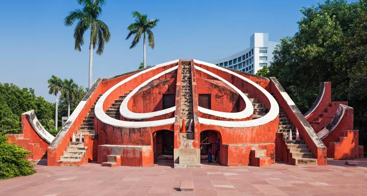 Jantar Mantar Observatorium mit seinen geometrischen Formen und Metallinstrumenten.