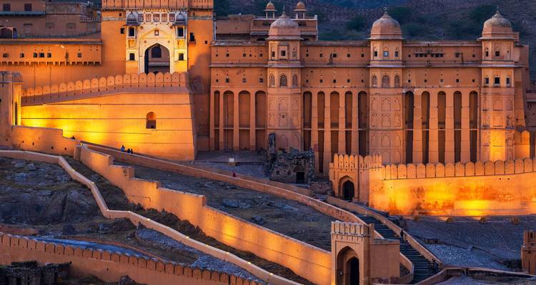 Amber Fort mit seinen beleuchteten Sandsteinmauern.
