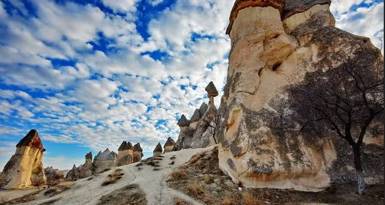 Formations rocheuses avec un ciel dramatique rempli de nuages.
