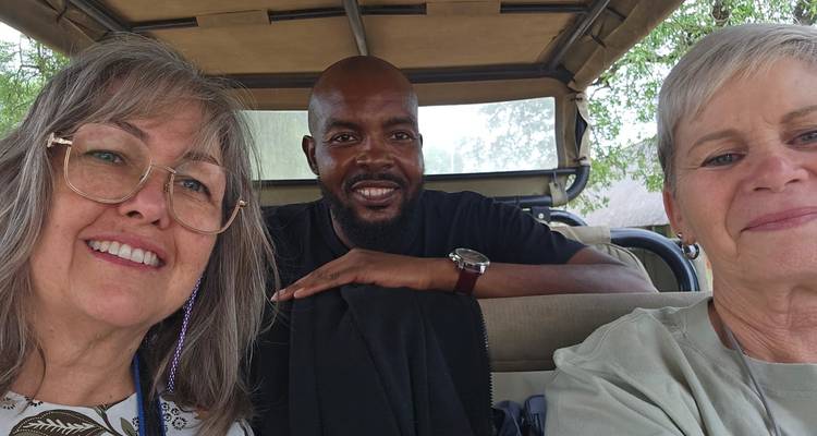 Groupe de personnes assises dans un véhicule de safari ouvert.