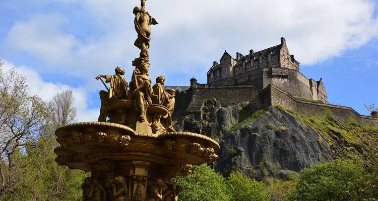 Château avec une fontaine décorative au premier plan.