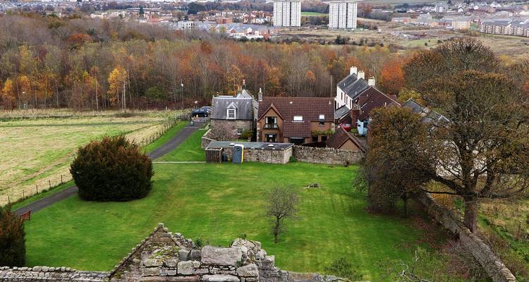 Vue paysagère de maisons avec un arrière-plan rocheux.