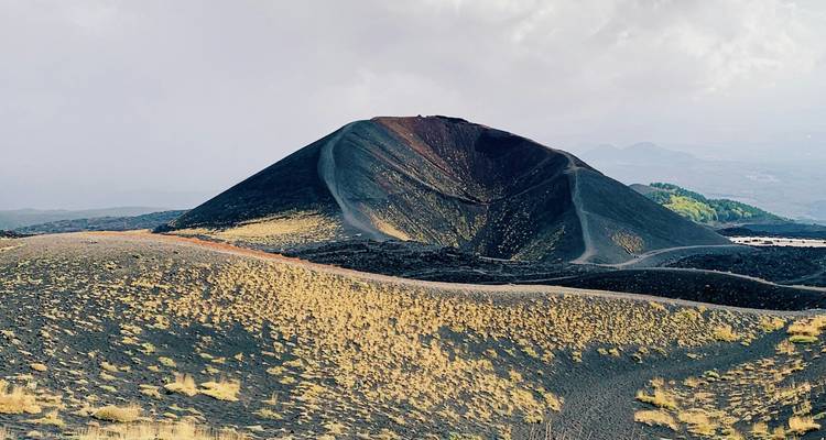 Paysage volcanique possiblement près du mont Etna.