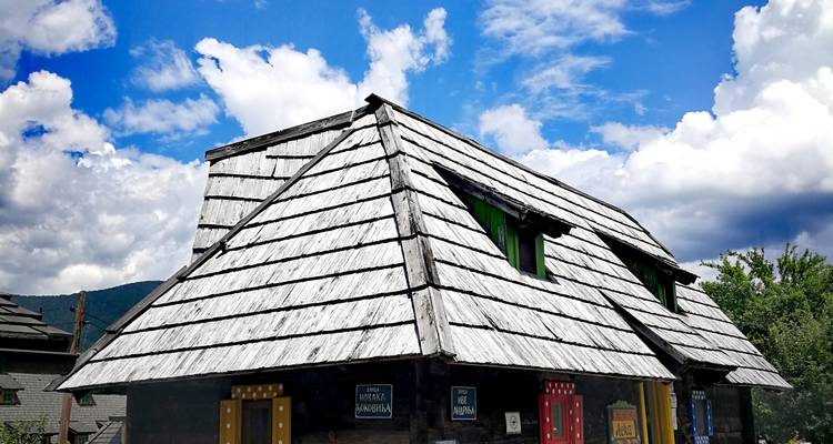 Maison en bois unique avec architecture traditionnelle.