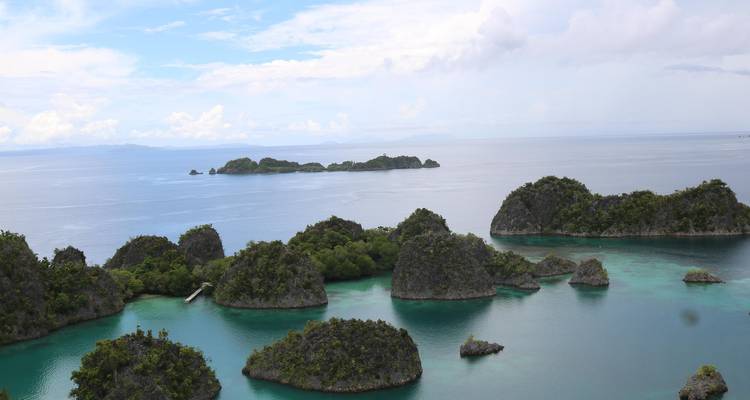 Vista de pequeñas islas con exuberante vegetación en aguas azules cristalinas.