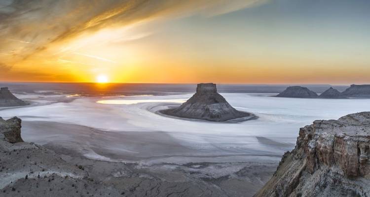 Paisaje desértico con mesetas al atardecer.