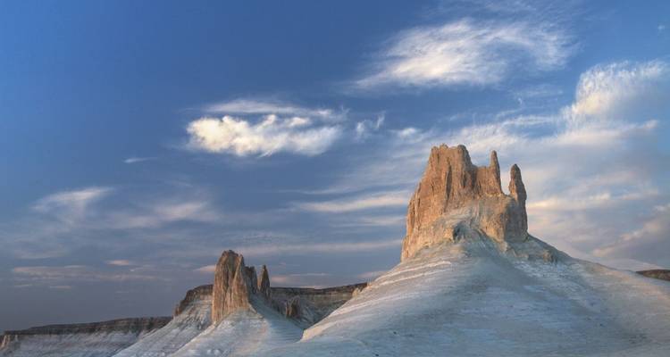 Formaciones de piedra caliza con acantilados dramáticos contra un cielo azul.
