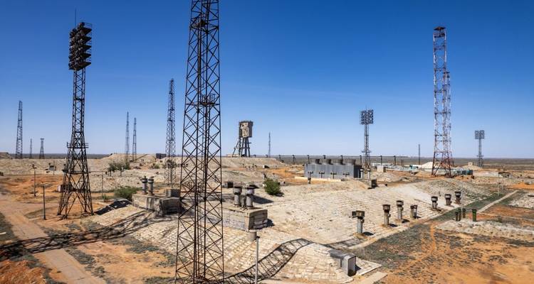 Sitio de lanzamiento abandonado con estructuras altas y antenas.